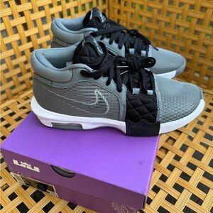 Nike LeBron Witness VIII basketball shoes - Men’s 8/Women’s 9.5